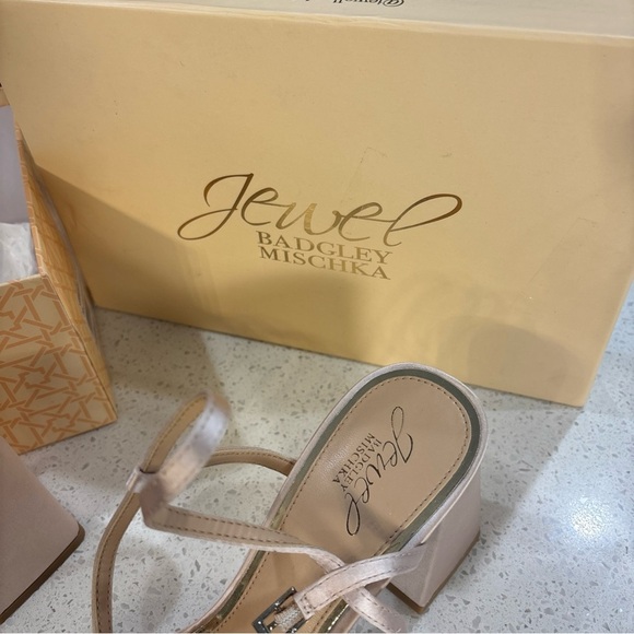 Jewel Badgley Mischka Silver and Cream Block Heels - Picture 2 of 6